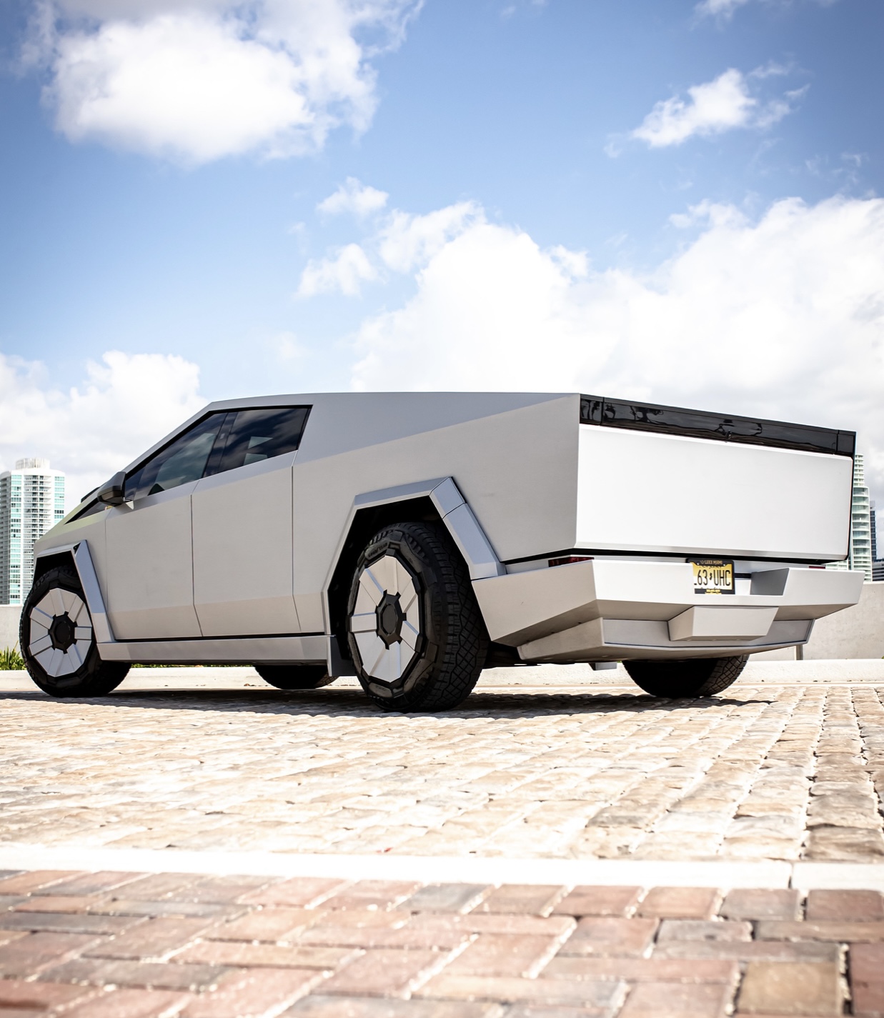 Tesla Cybertruck – Silver on Black