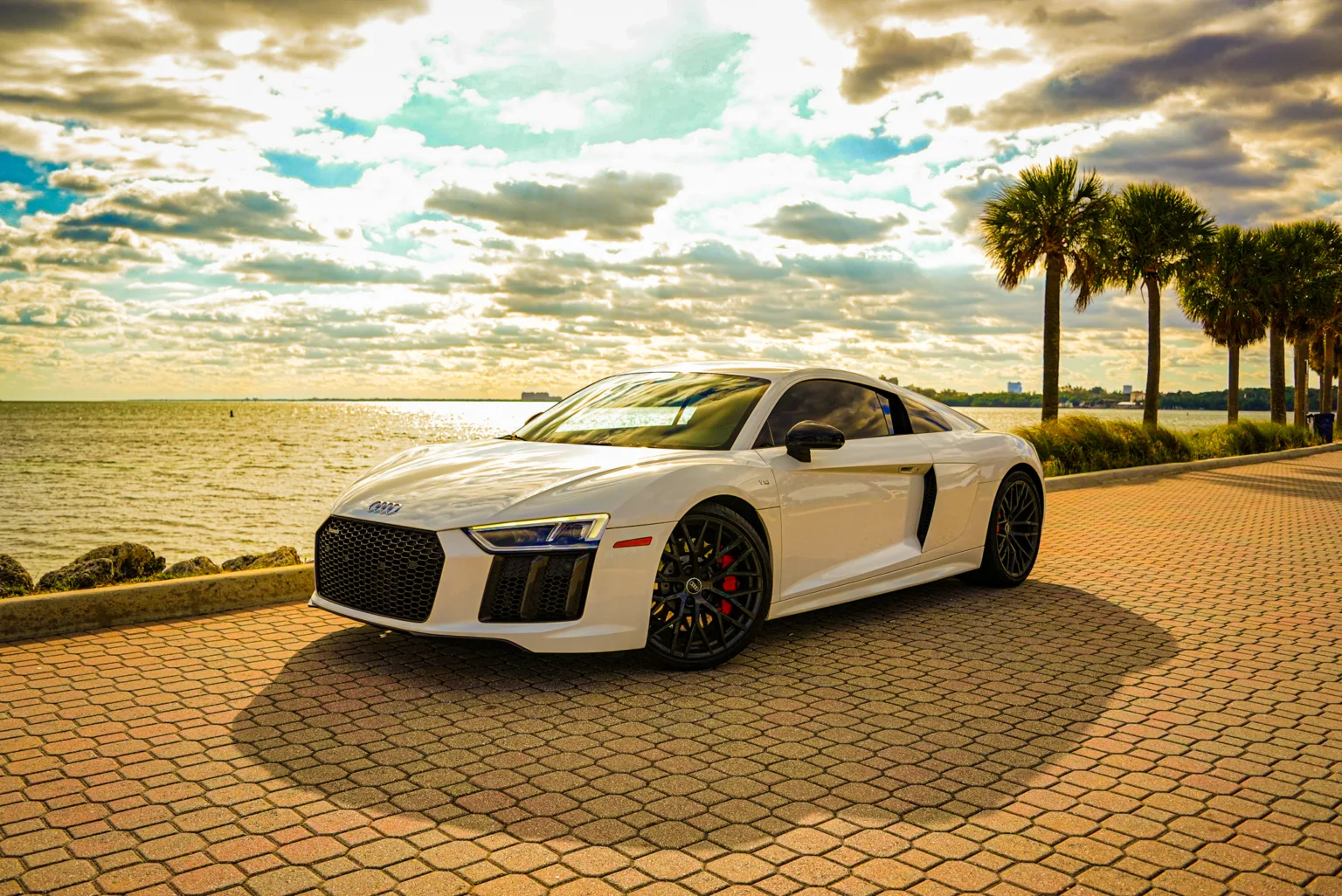 Audi R8 – White on Black