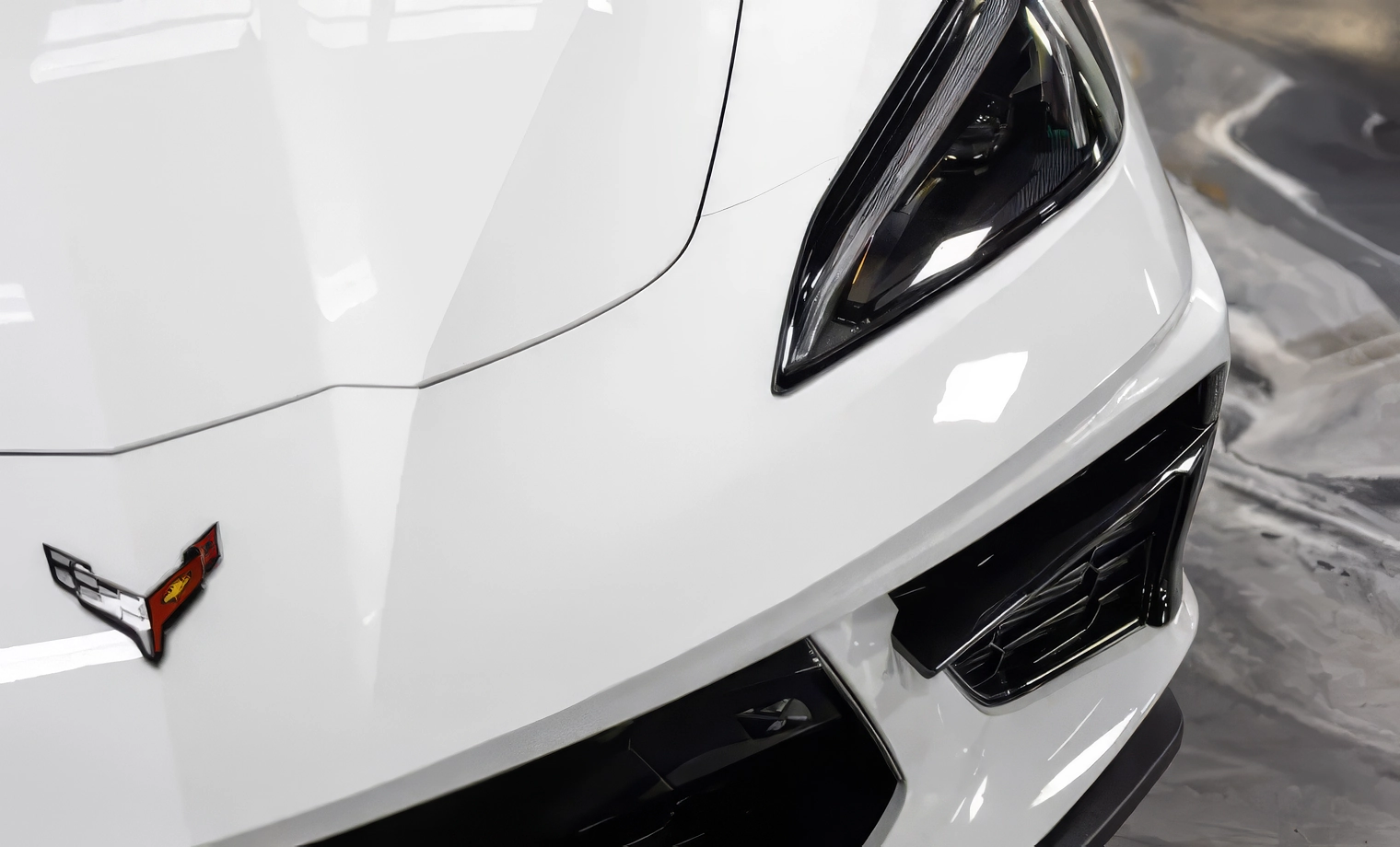 Chevrolet Corvette C8 Stingray – Arctic White on Adrenaline Red