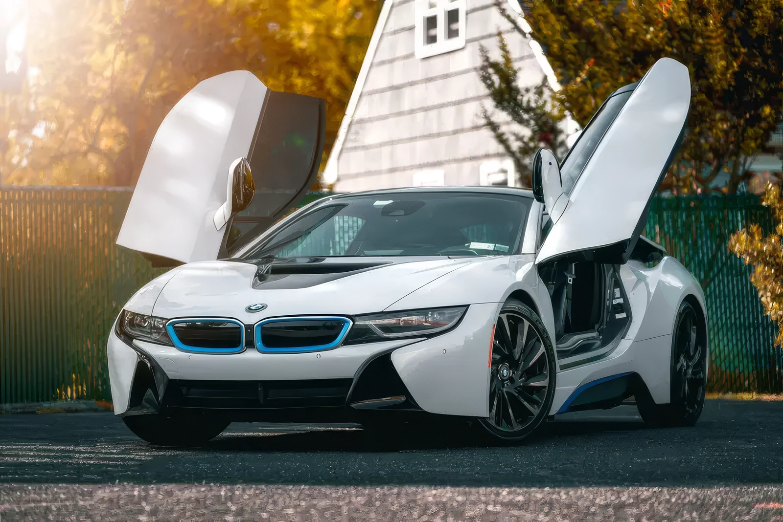 BMW i8 – Crystal White Pearl Metallic on Carum Spice Grey