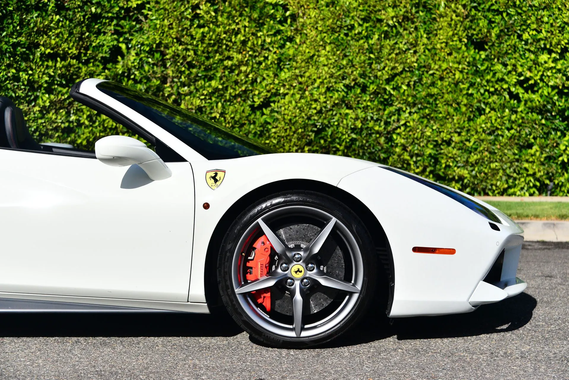 Ferrari 488 Spider - Bianco Avus (Gloss White) on Black