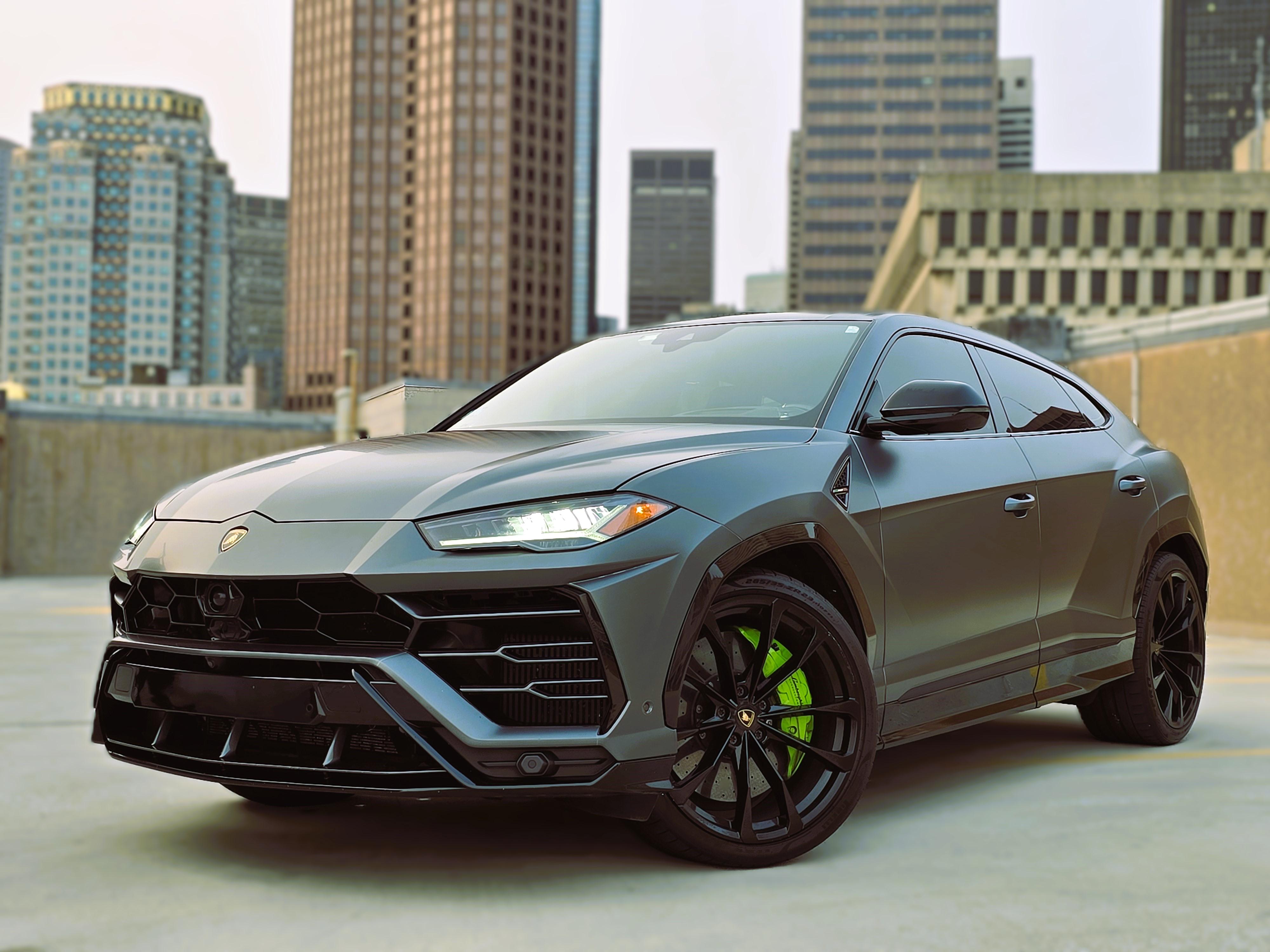 Lamborghini Urus — Grigio Titans Matt on Nero Ade & Verde Scandal (Satin Dark Graphite on Black & Green)