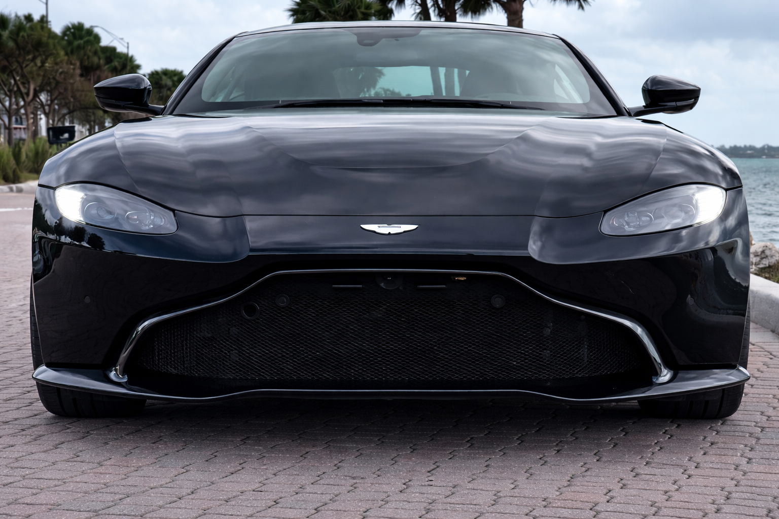 Aston Martin Vantage – Onyx Black on Obsidian Black