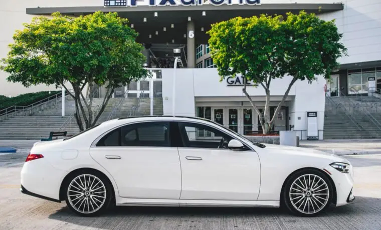 Mercedes-Benz S580 – White on Peanut Butter