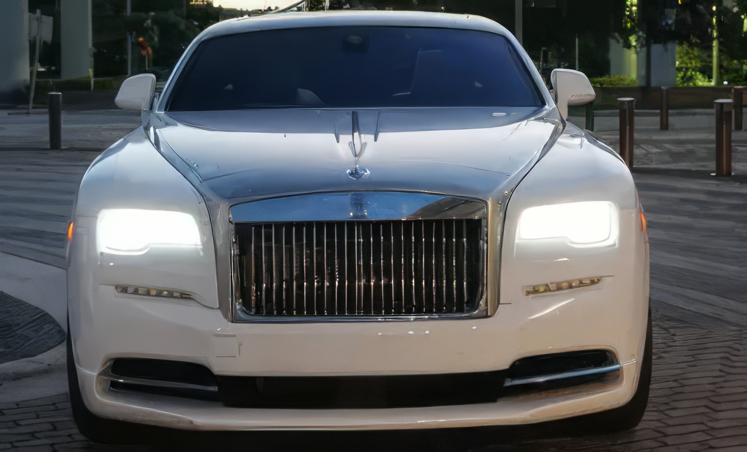 Rolls-Royce Wraith – Arctic White over Diamond Silver on Turquoise over Arctic White & Black