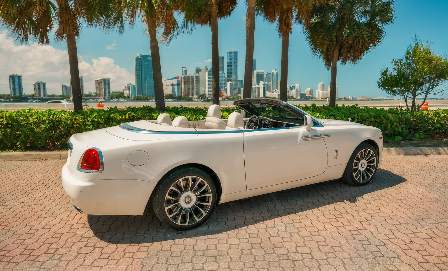 Rolls-Royce Dawn – Arctic White on Seashell & Black