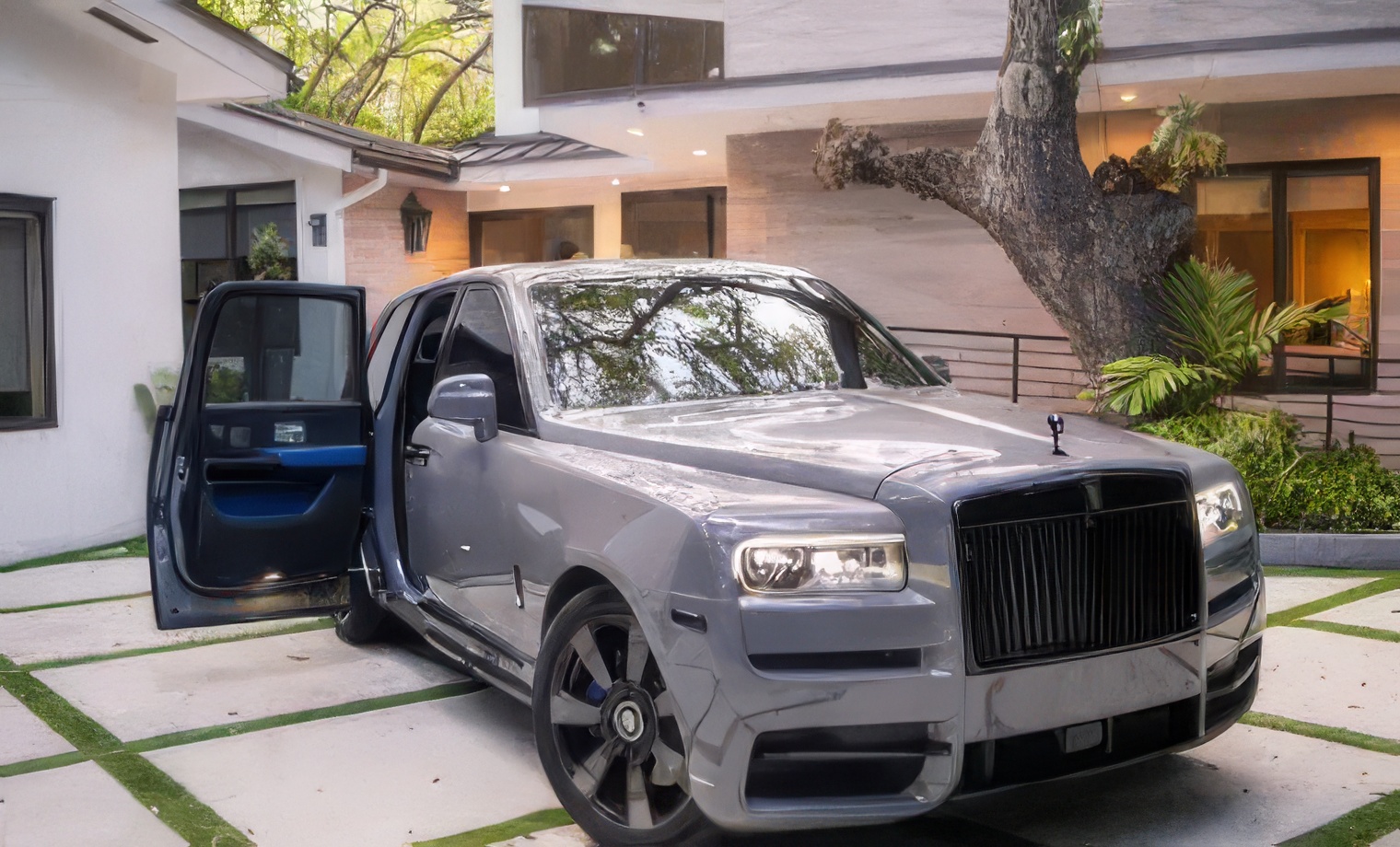 Rolls-Royce Cullinan — Tempest Grey on Black & Cobalto Blue