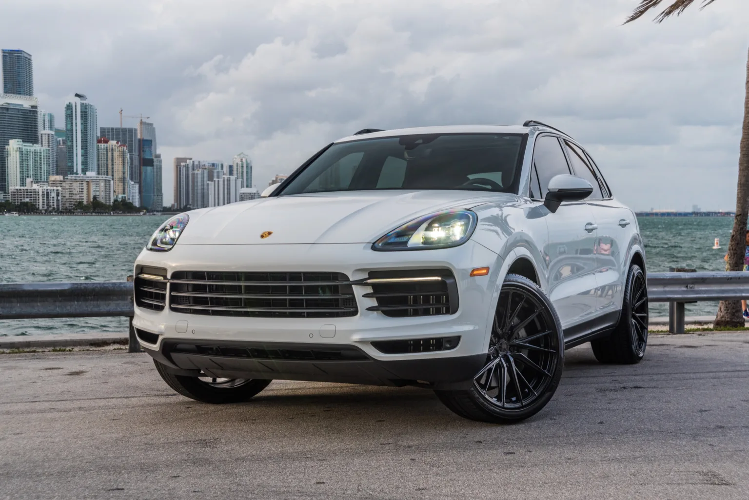 Porsche Cayenne S – White on Red