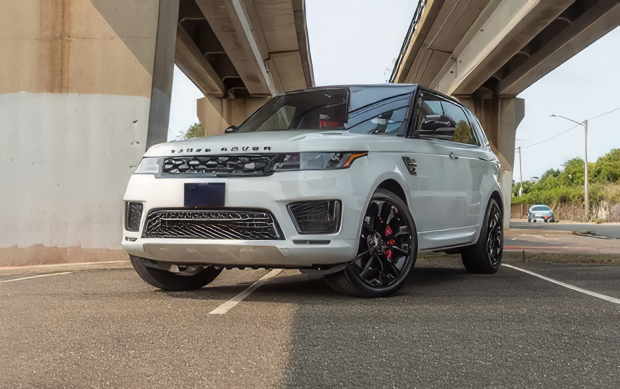 Range Rover Sport – Fuji White on Pimento & Ebony