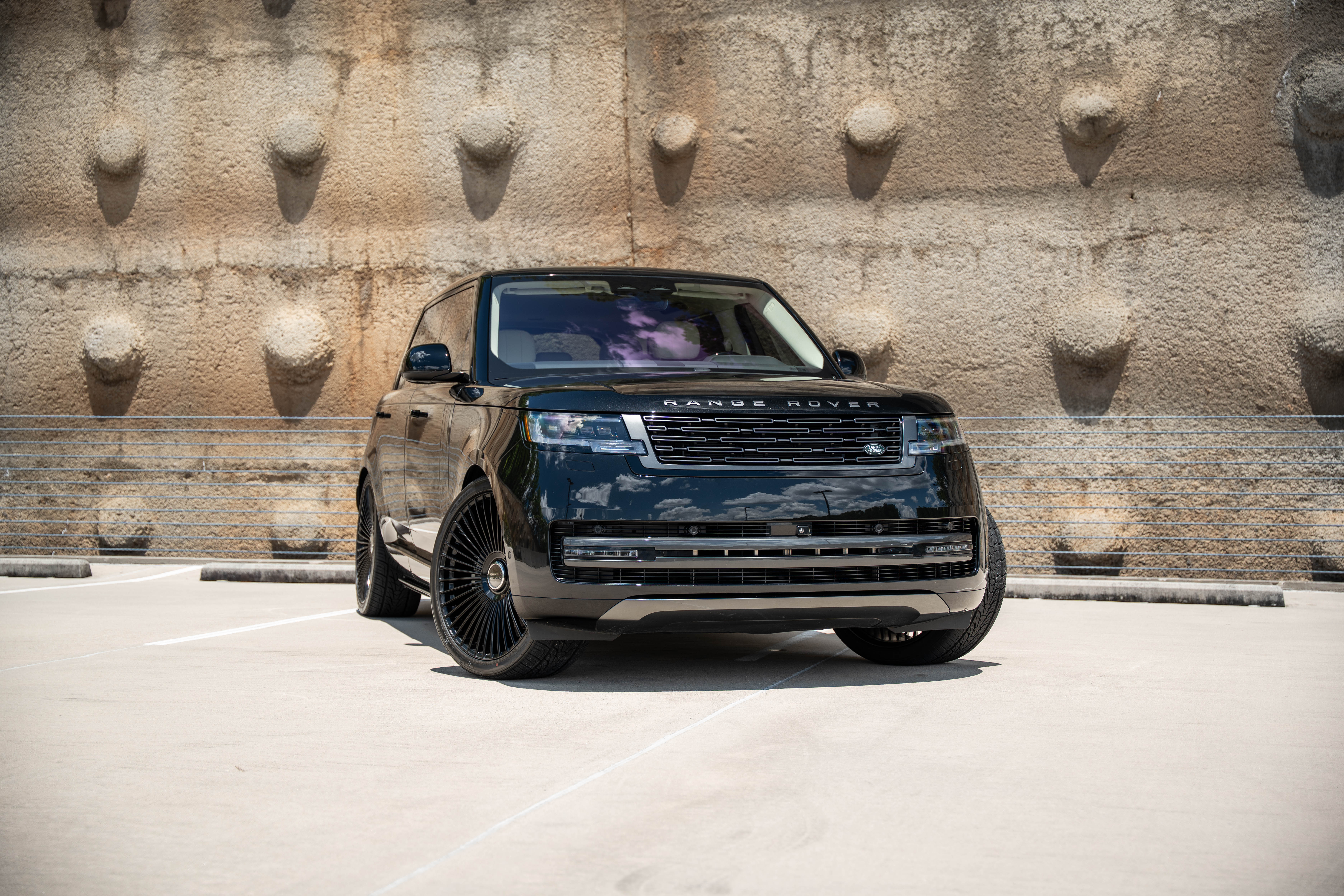 Range Rover - Santorini Black Metallic on Perlino & Ebony