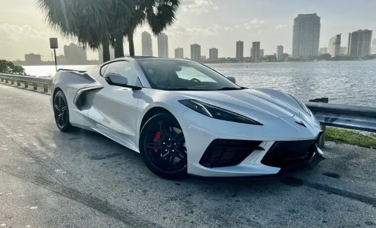 Chevrolet Corvette C8 – Genesis White on Tan