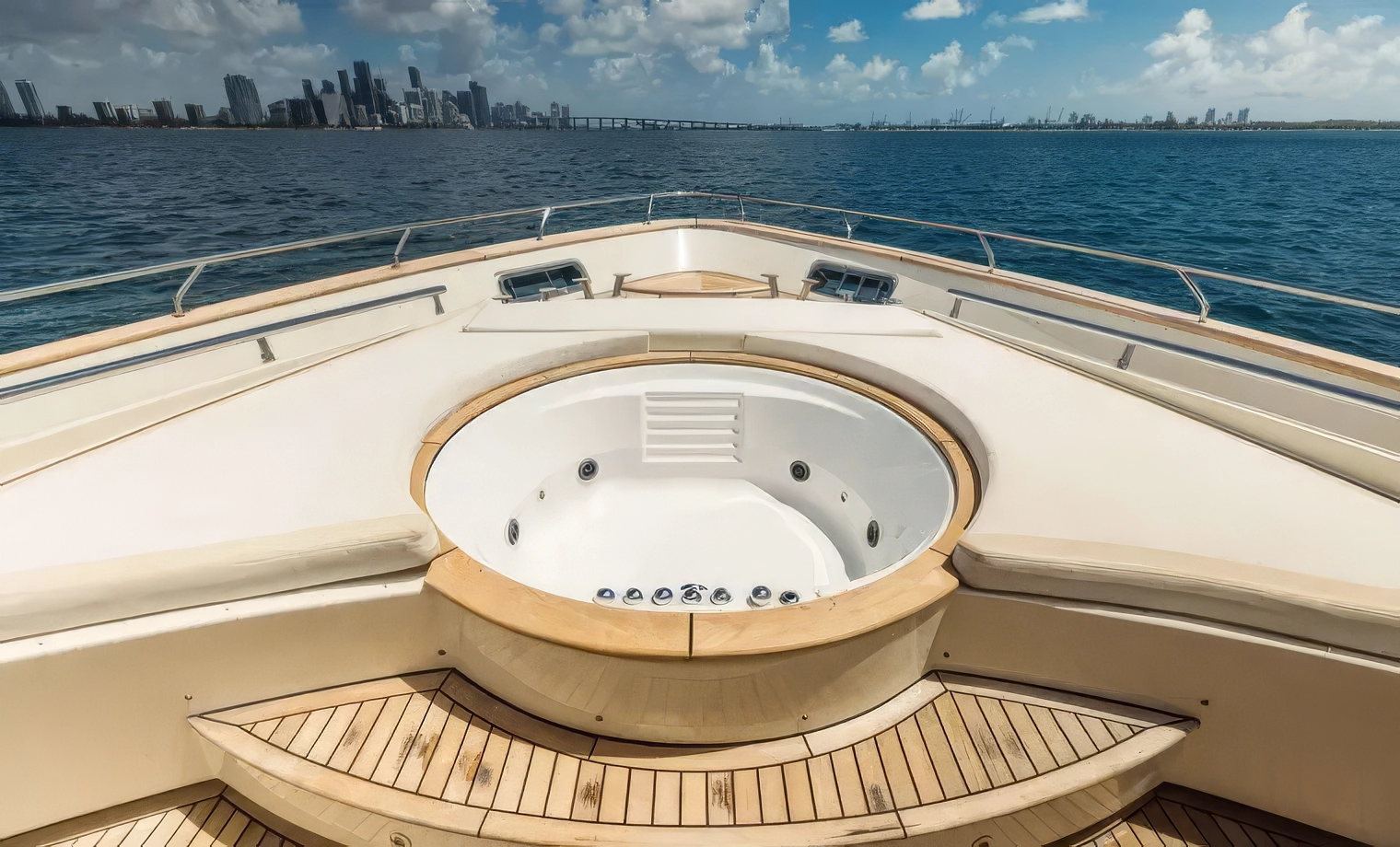 95' Dominator Flybridge - $7,400