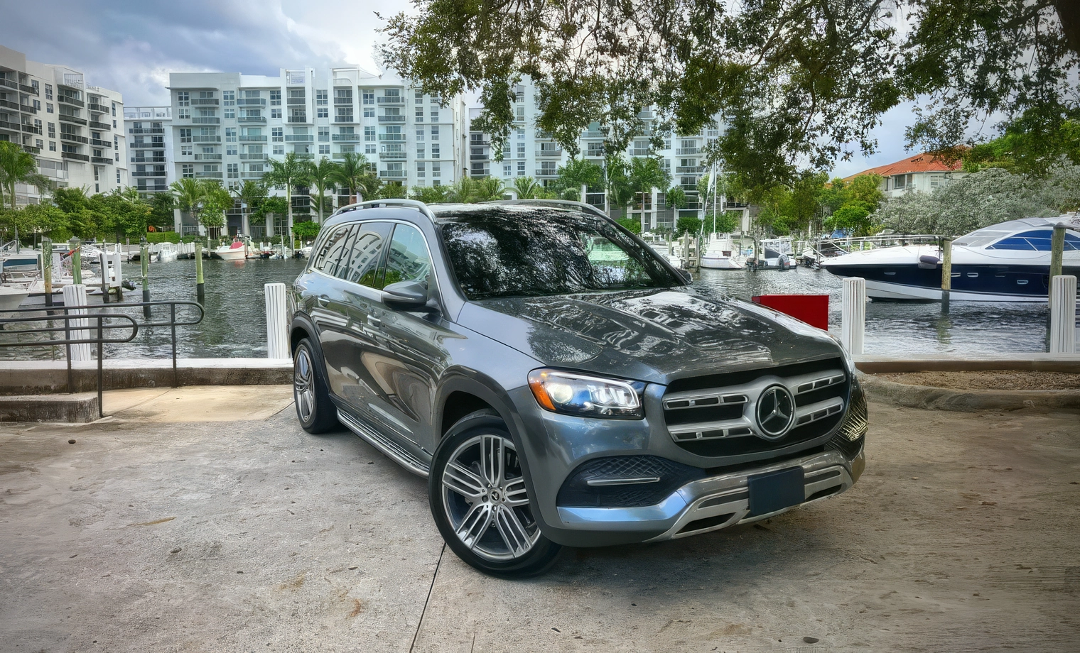 Mercedes-Benz GLS 450 – Selenite Grey Metallic on Black