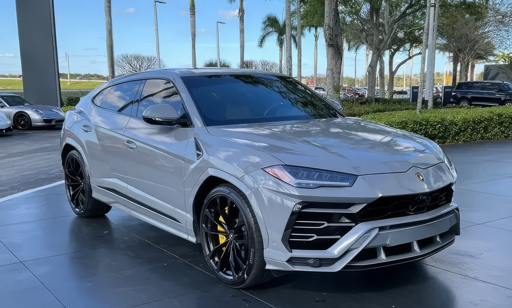 Lamborghini Urus – Grigio Nimbus on Nero Ade & Giallo (Light Gray on Black & Yellow)
