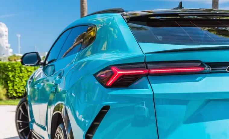 Lamborghini Urus – Miami Blue on Black