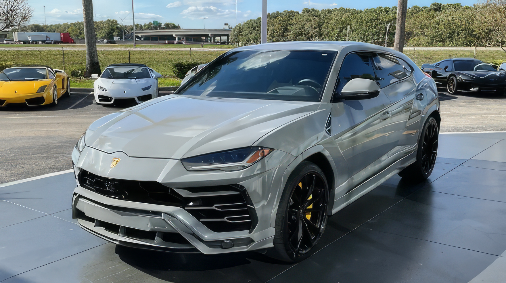 Lamborghini Urus – Grigio Nimbus on Nero Ade & Giallo (Light Gray on Black & Yellow)