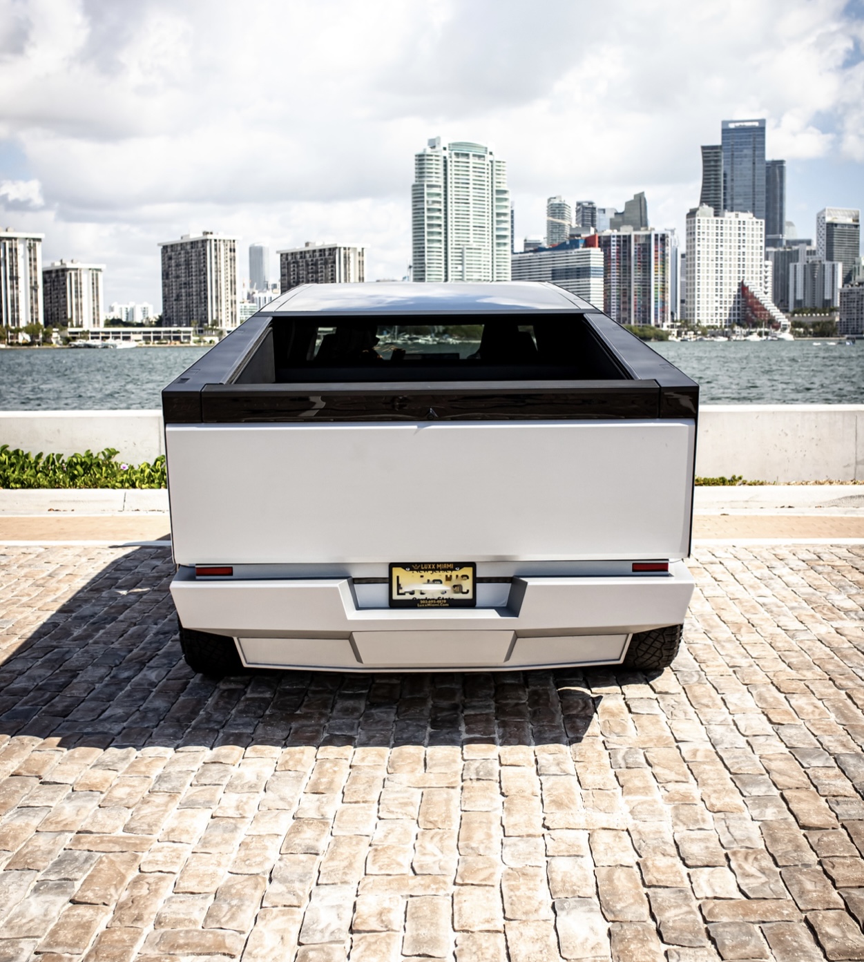 Tesla Cybertruck – Silver on Black
