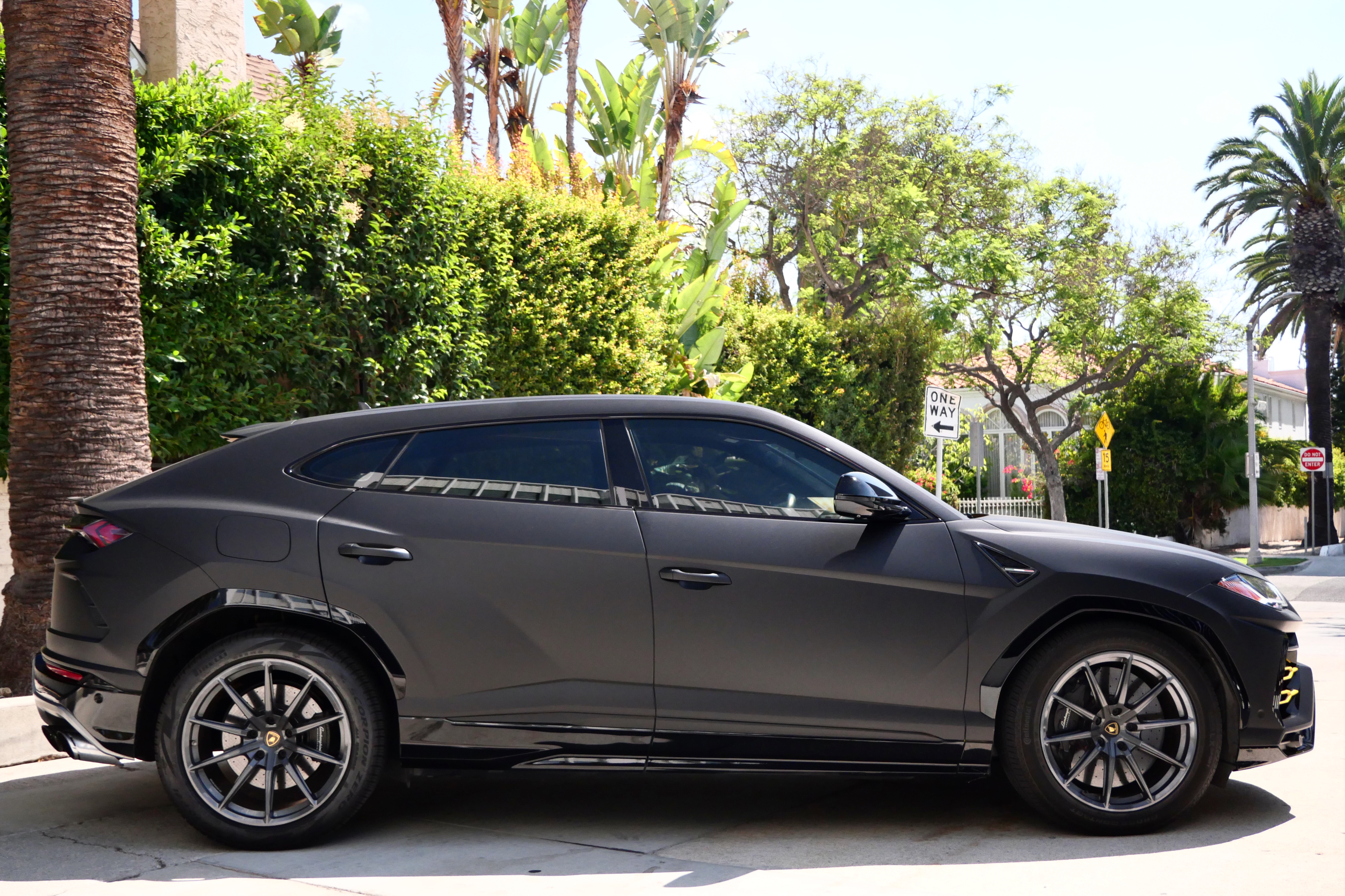 Lamborghini Urus – Matte Black on Yellow