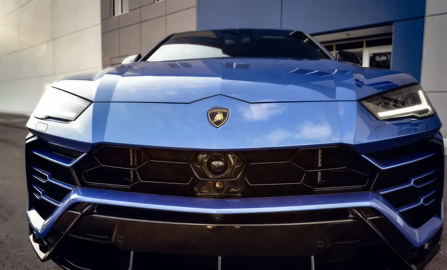 Lamborghini Urus – Blu Eleos on Nero (Metallic Blue on Black)