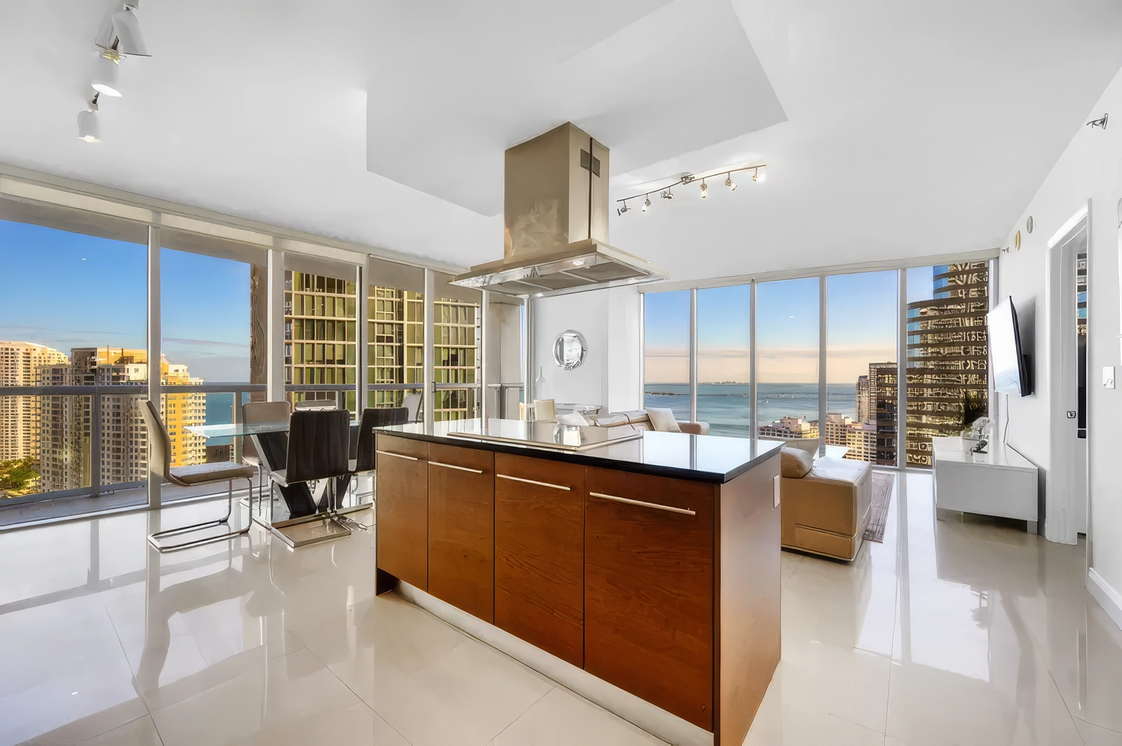 Icon Brickell Presidential Deluxe Ocean/City View - $700