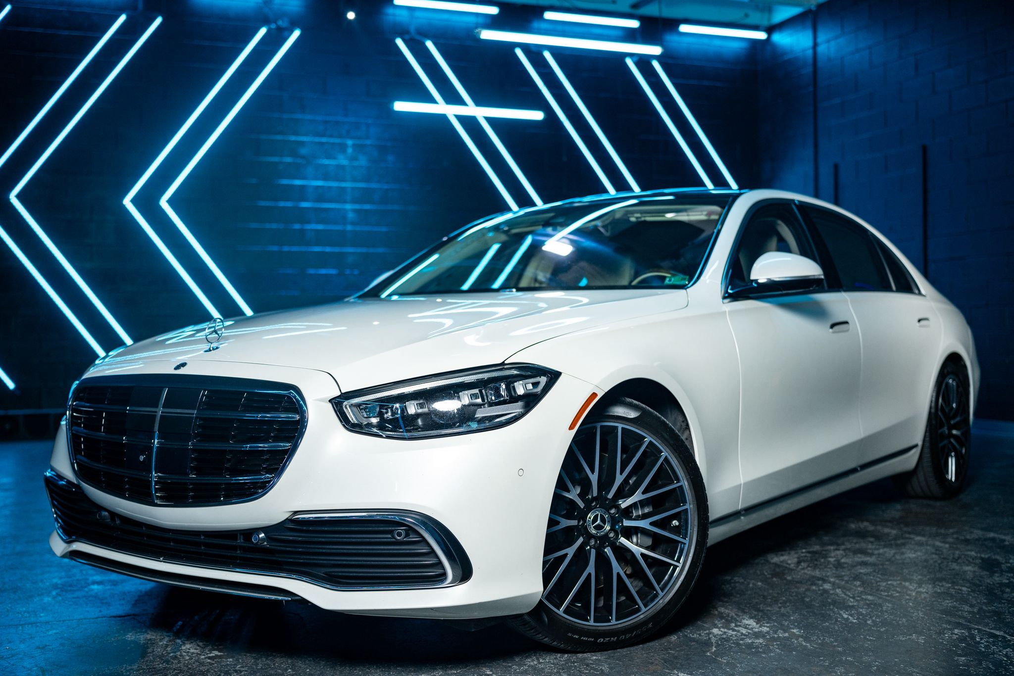 Mercedes Benz S580 - Diamond White on Macchiato Beige