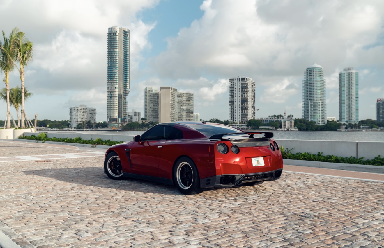Nissan GTR R-35 - Red on Black 