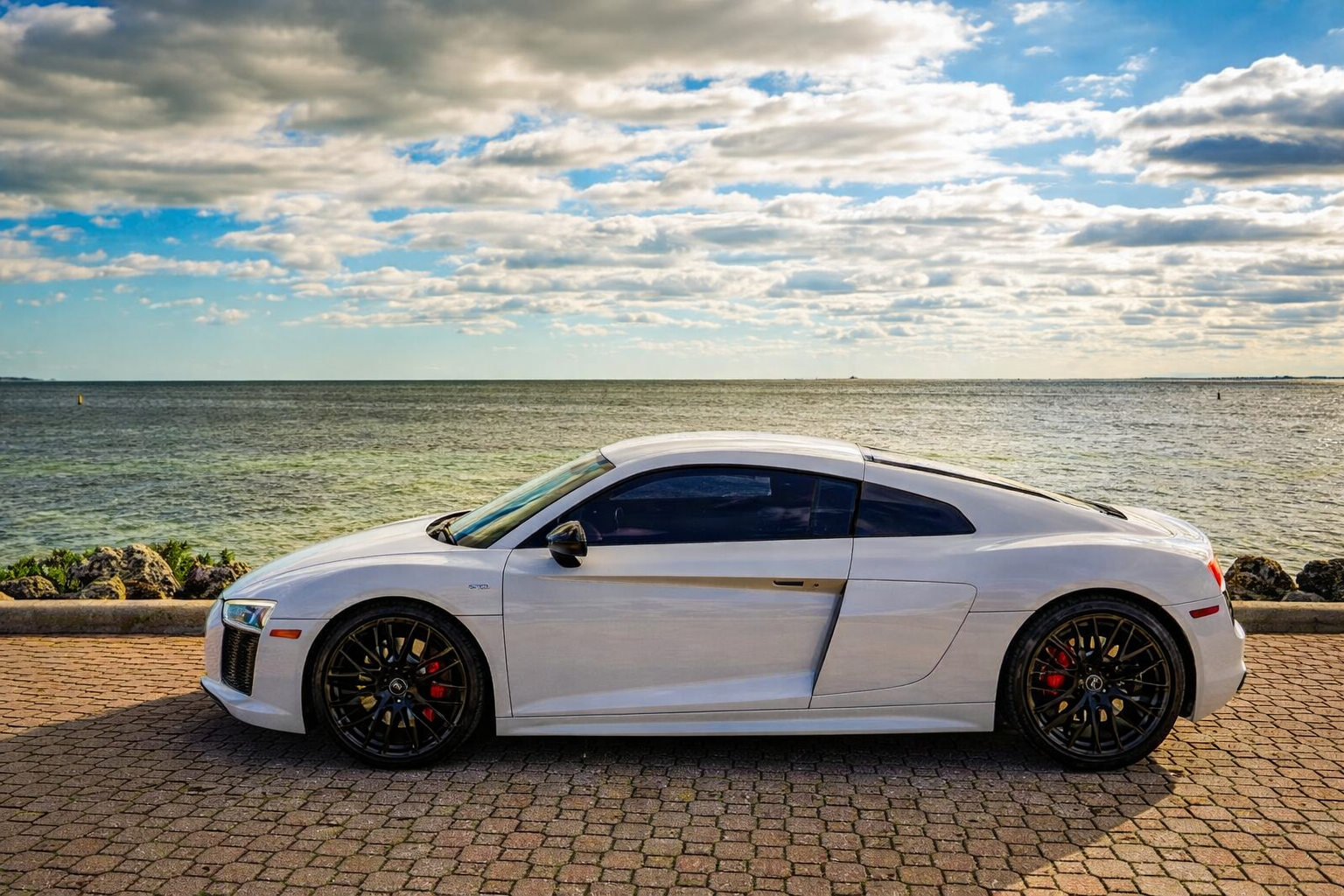 Audi R8 – Glacier White Metallic on Black