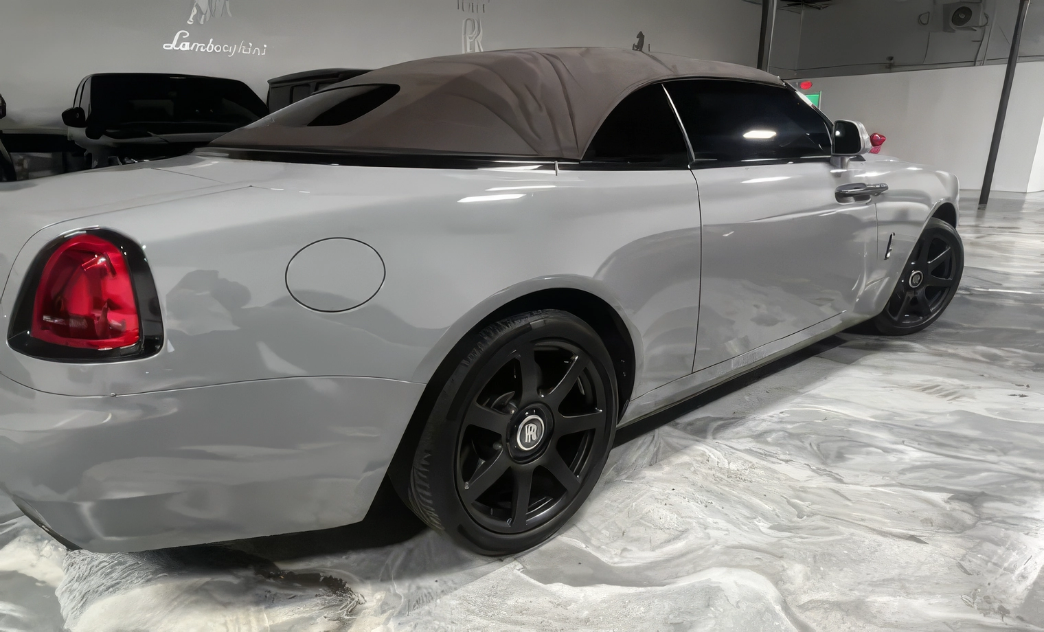 Rolls-Royce Dawn – Tempest Grey on Saddle & Black 