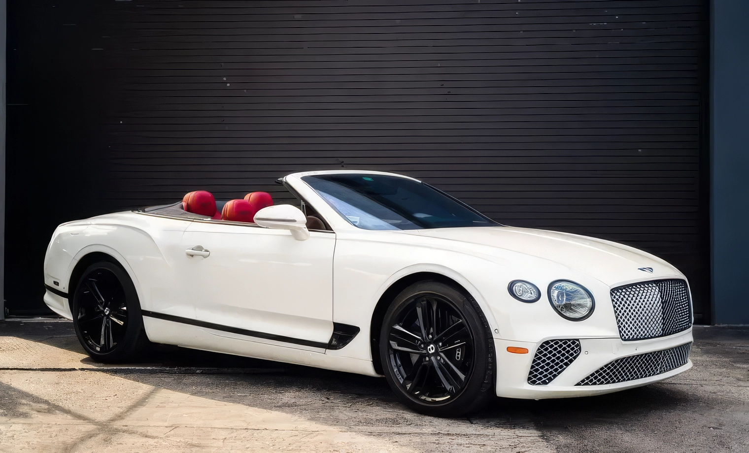 Bentley Continental GTC – Glacier White on Hotspur (Vivid Red)