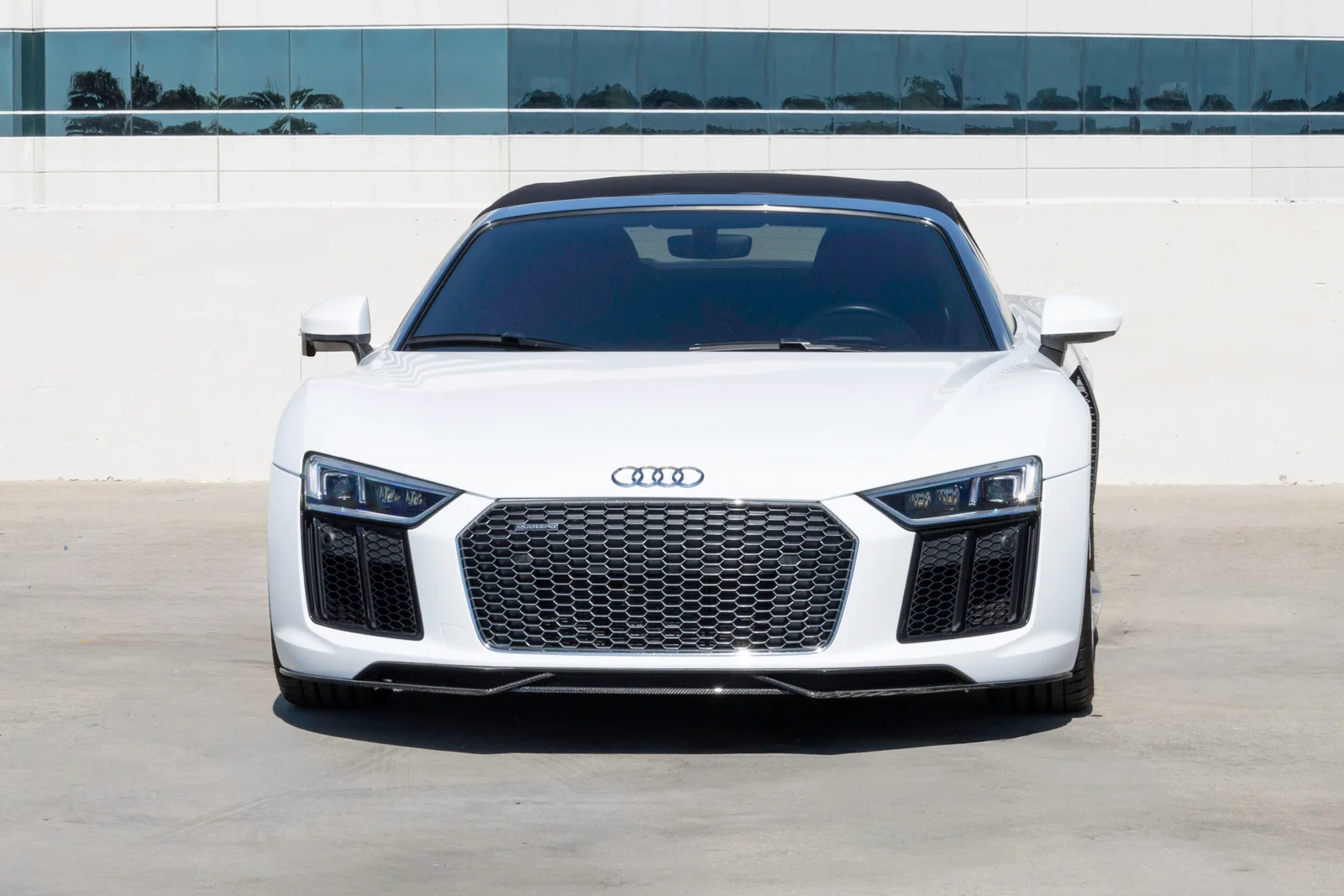 Audi R8 V10 Spyder - White on Black