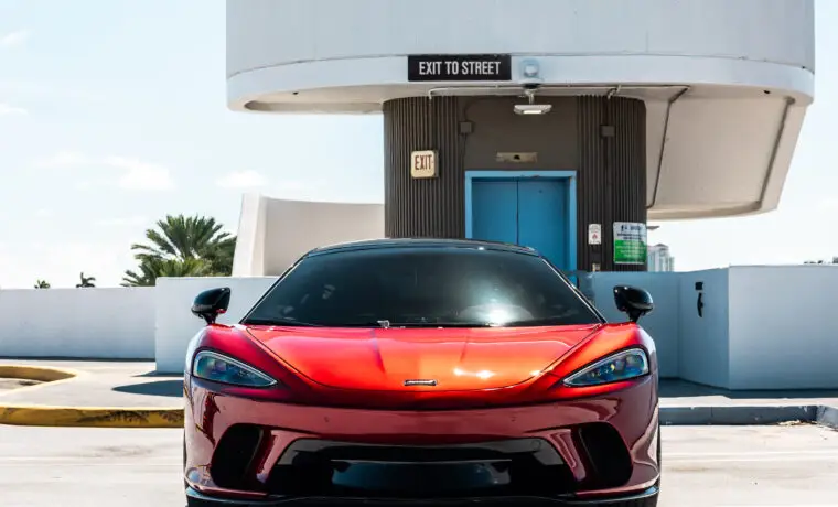 McLaren GT – Red on Burgundy