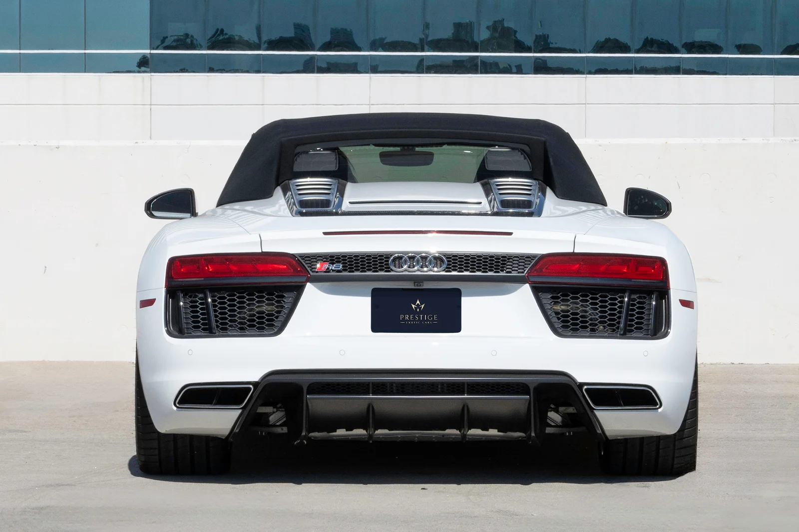 Audi R8 V10 Spyder - White on Black