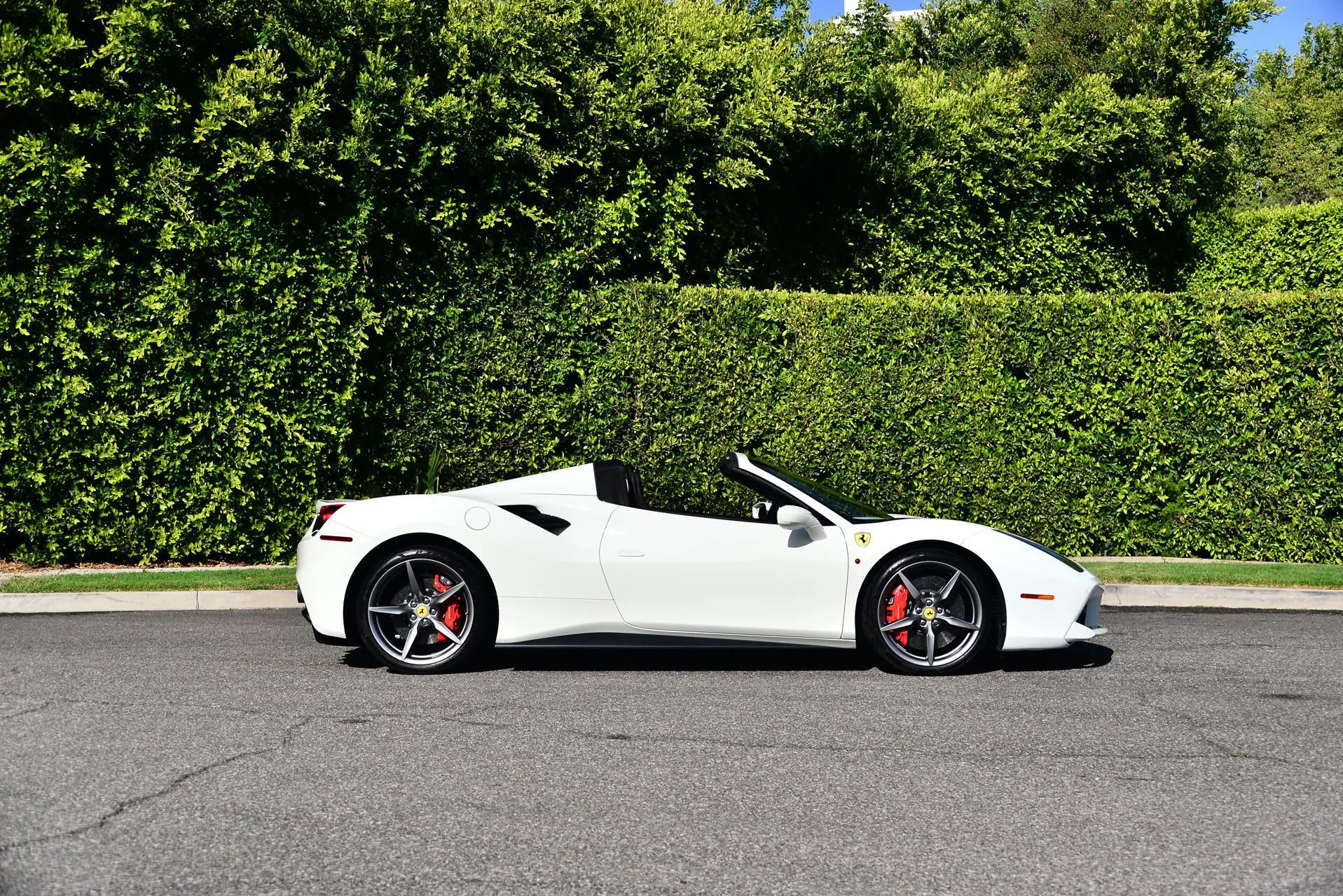 Ferrari 488 Spider - Bianco Avus (Gloss White) on Black