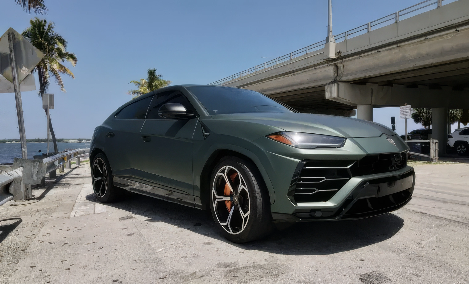 Lamborghini Urus – Satin Verde Militare on Nero (Matte Military Green on Black)