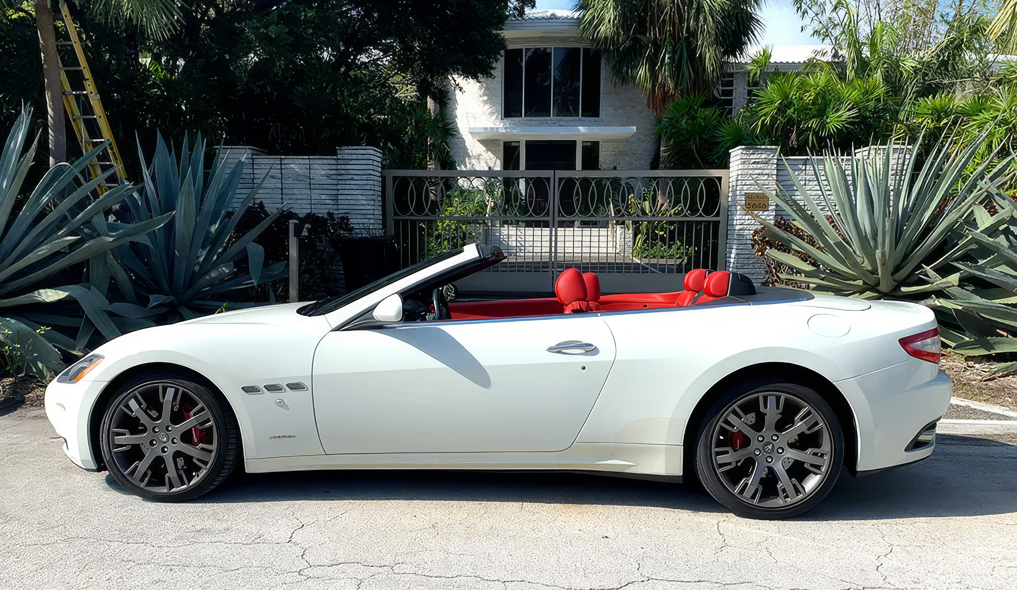 Maserati GranCabrio - Bianco Eldorado on Rosso & Nero (Pearl White on Red & Black)