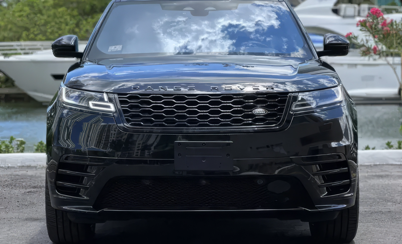 Range Rover Velar – Santorini Black Metallic on Light Oyster & Ebony