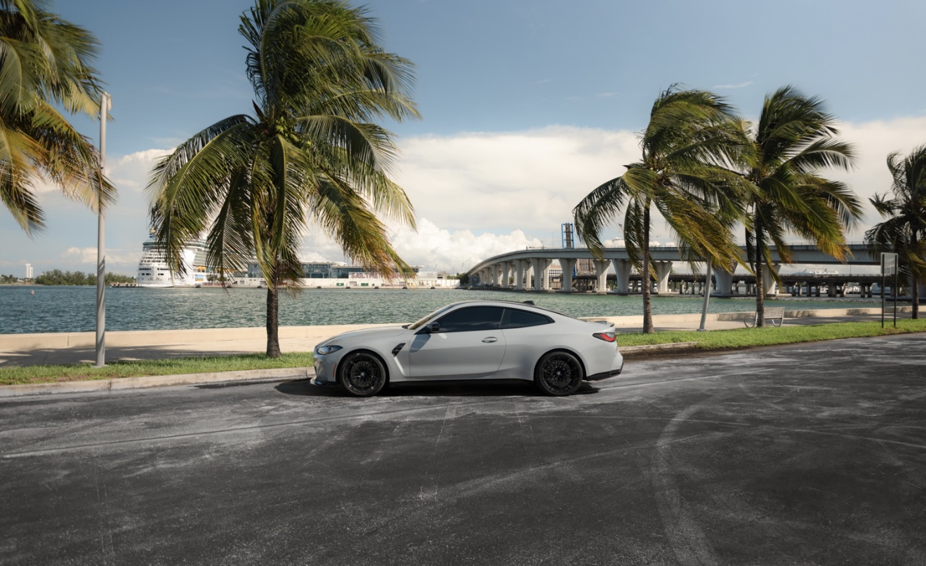 BMW M4 Competition - Gray on Red