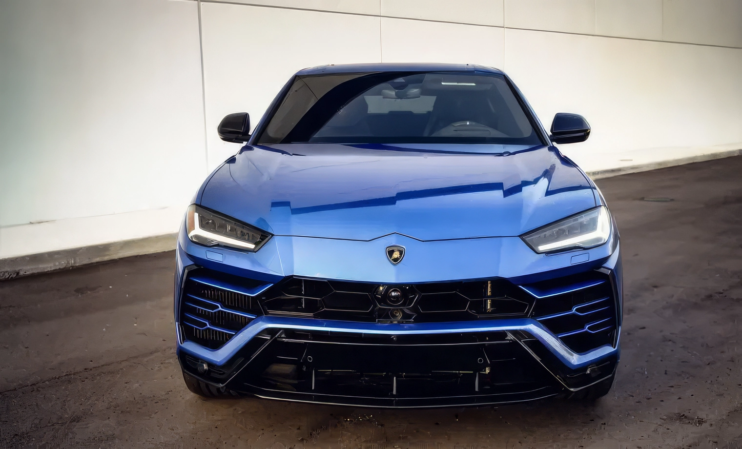 Lamborghini Urus – Blu Eleos on Nero (Metallic Blue on Black)