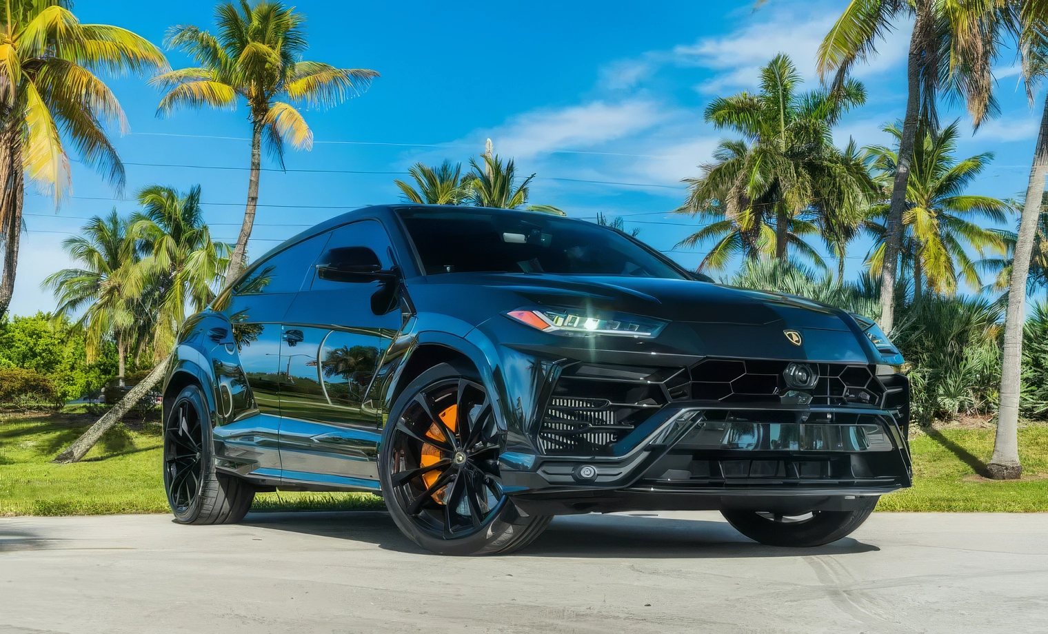 Lamborghini Urus – Nero Helene on Nero Ade & Arancio Leonis (Gloss Black on Black & Orange)