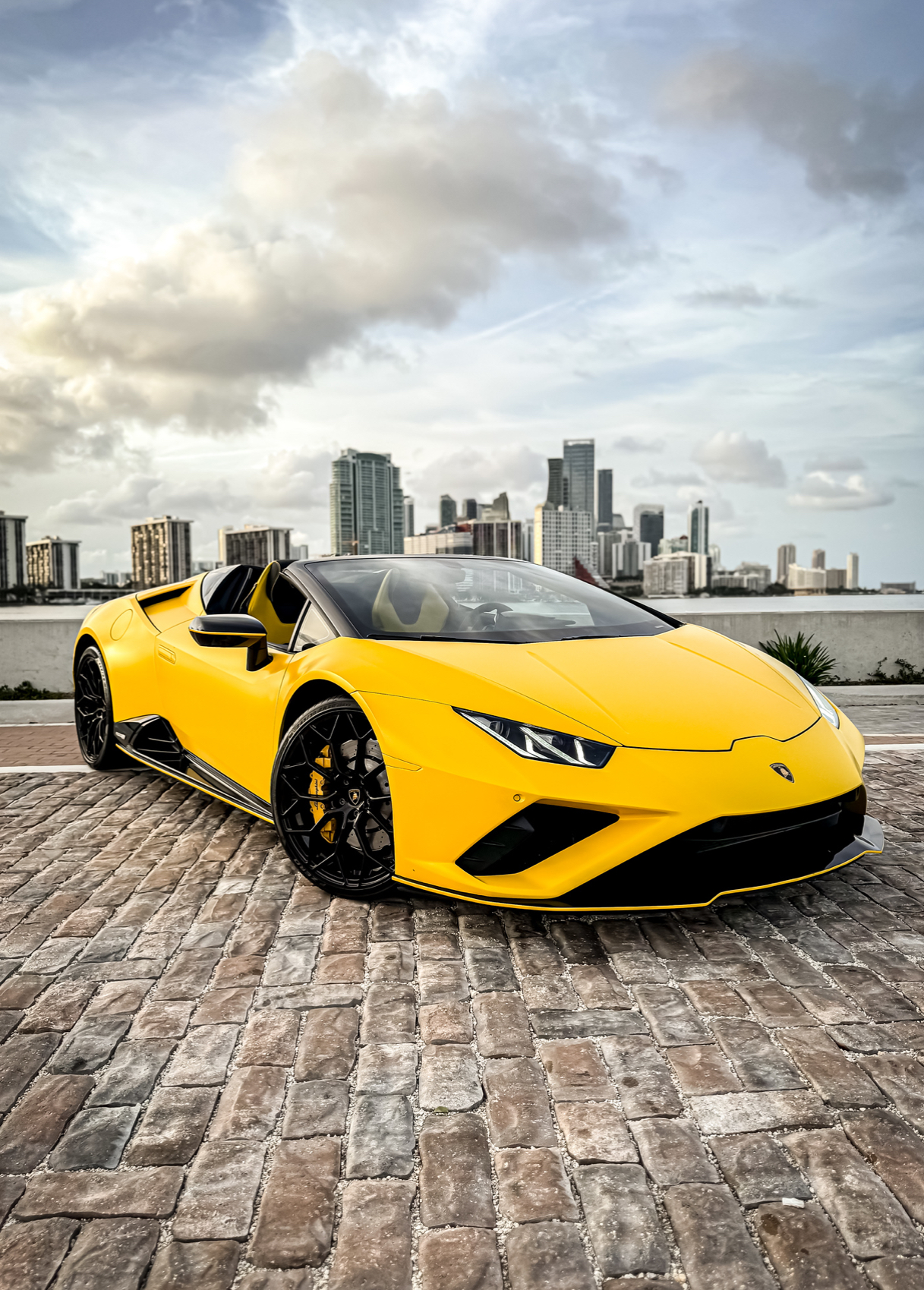 Lamborghini Huracán Spyder - Yellow on Black & Yellow