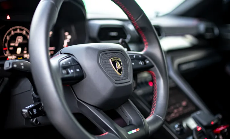 Lamborghini Urus Performante — Black on Red