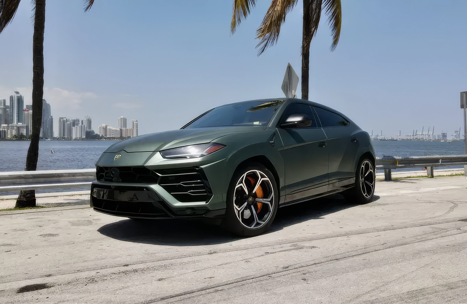 Lamborghini Urus – Satin Verde Militare on Nero (Matte Military Green on Black)