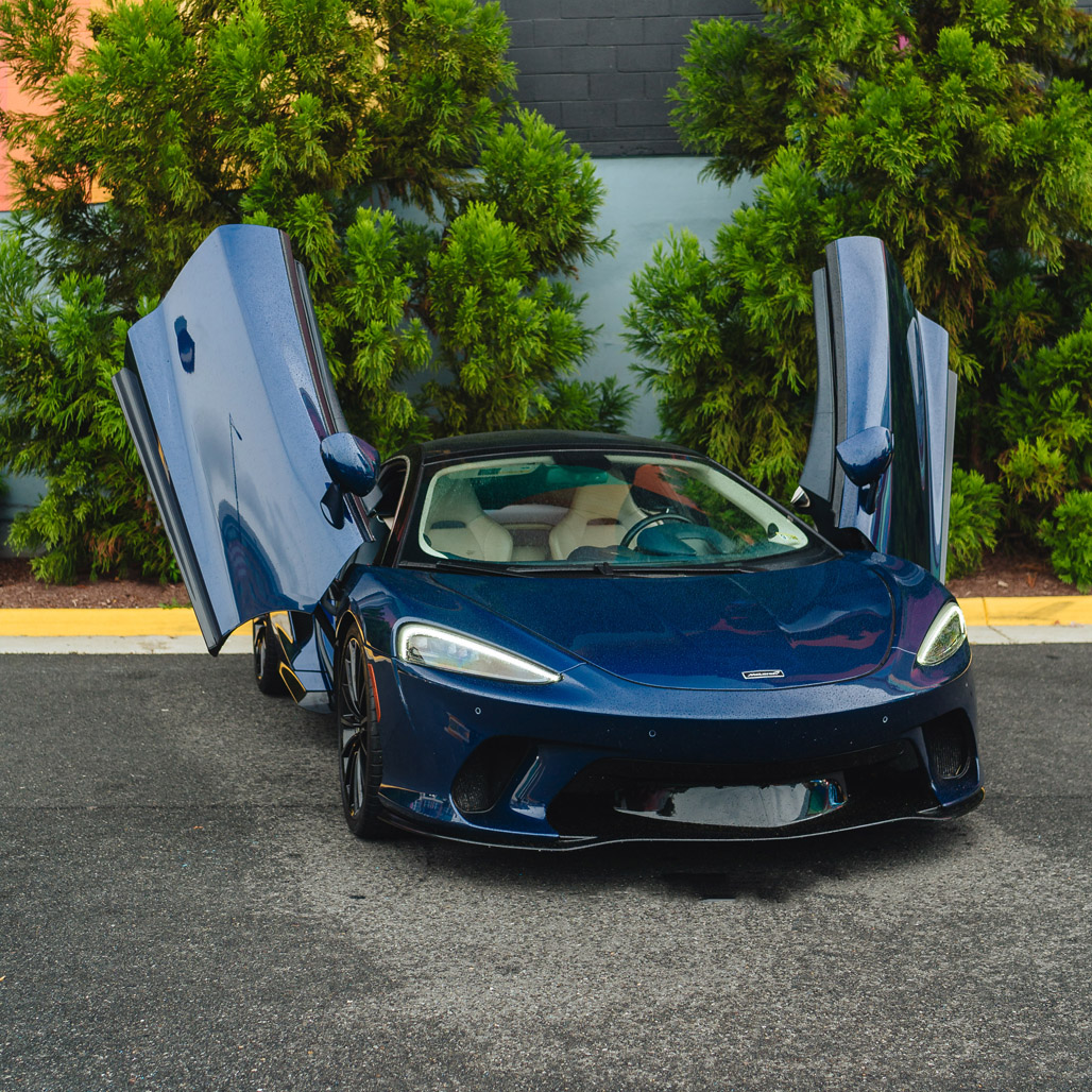 McLaren GT — Aurora Blue on Porcelain & Jet Black