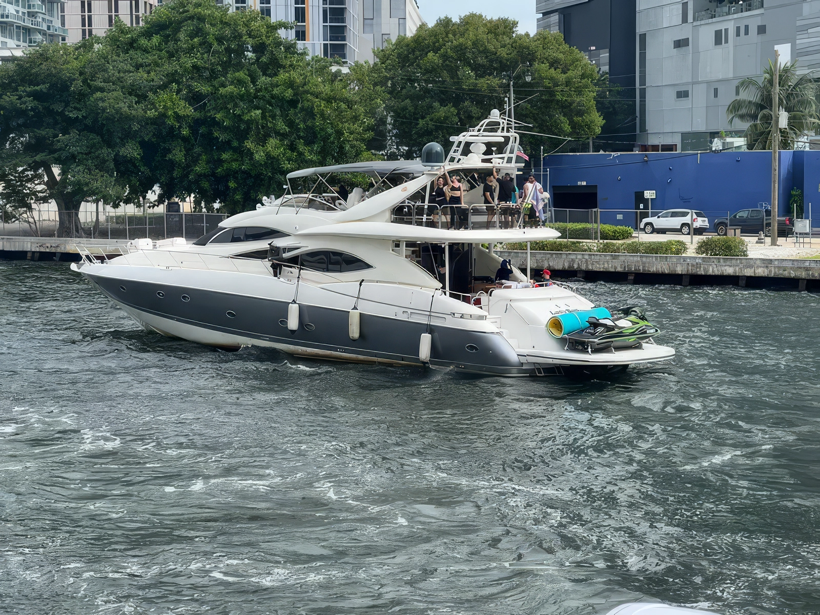 90' Sunseeker Flybridge - $6,600