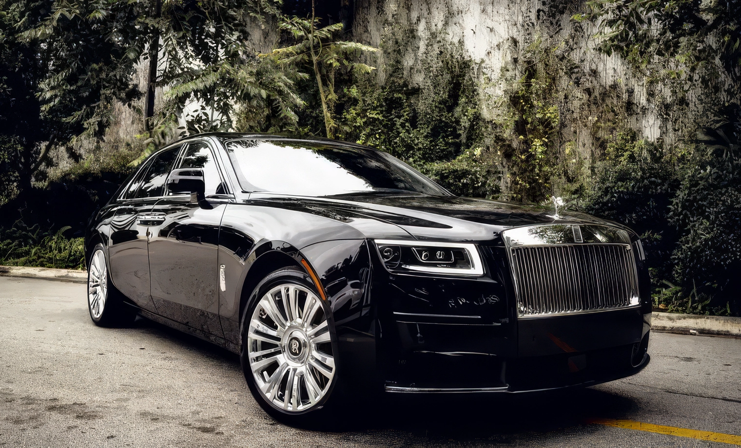 Rolls-Royce Ghost Series II – Black on Mugello Red & Black