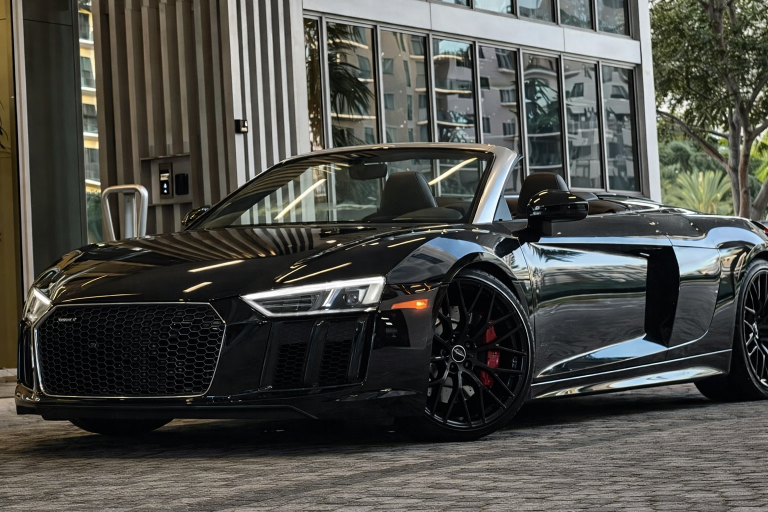 Audi R8 – Mythos Black Metallic on Black