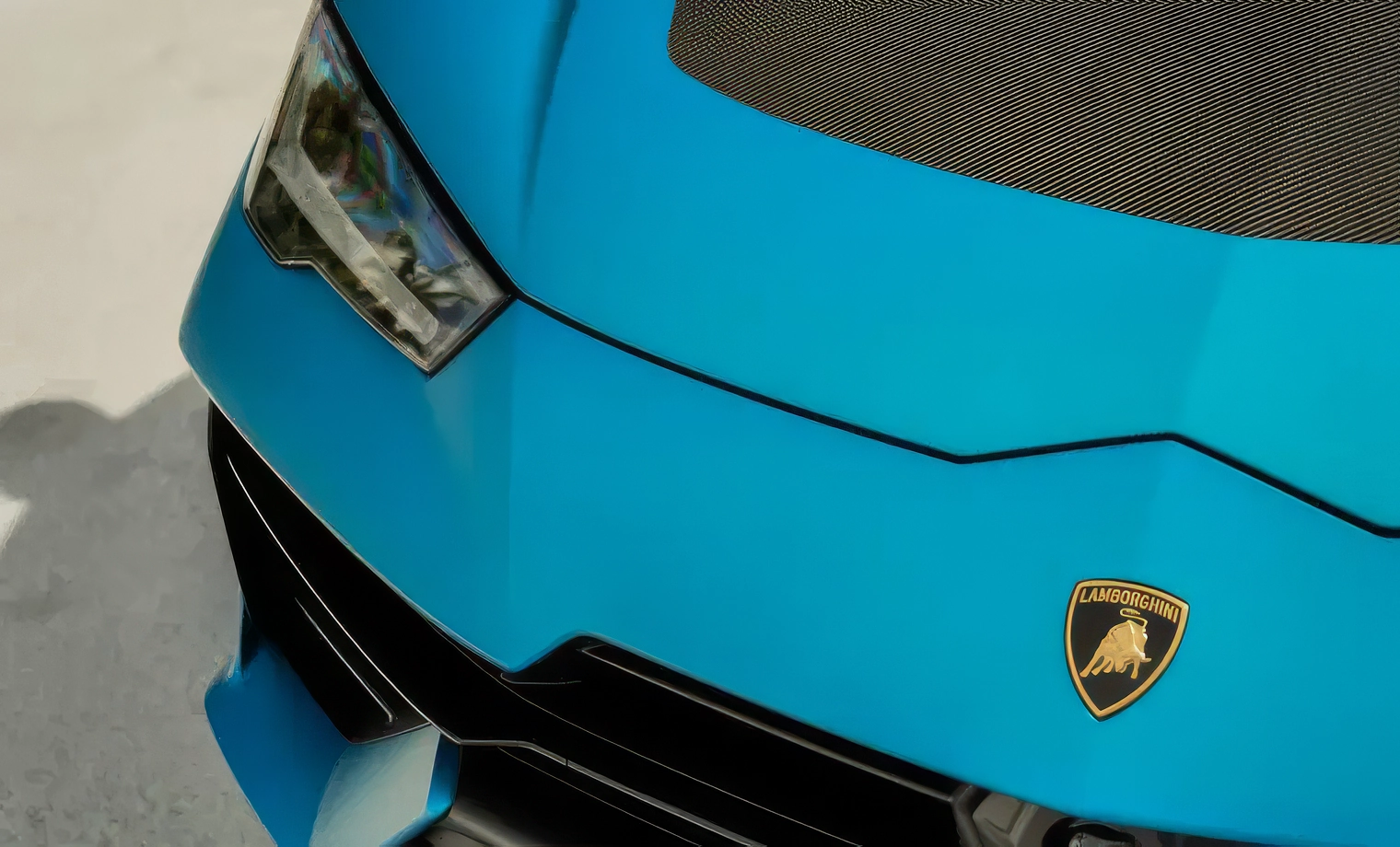 Lamborghini Urus Performante – Azzurro Thetys on Nero Ade (Sky Blue on Black)