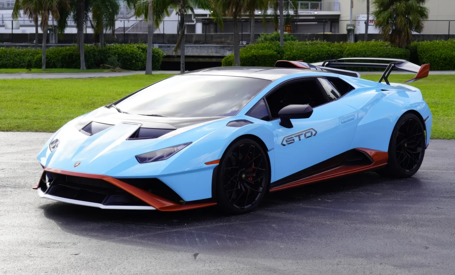 Lamborghini Huracán STO — Blu Laufey on Nero & Arancio (Light Sky Blue on Black & Orange)