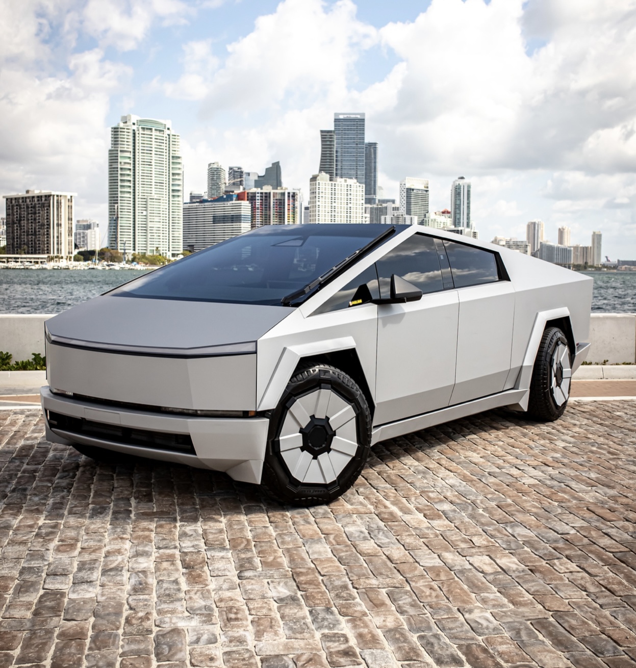 Tesla Cybertruck – Silver on Black