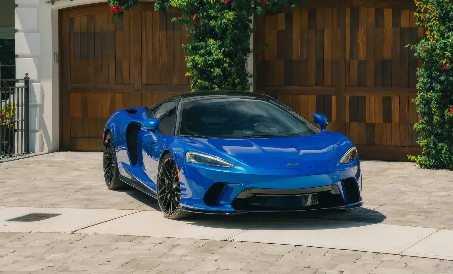 McLaren GT – McLaren Blue on Carbon Black